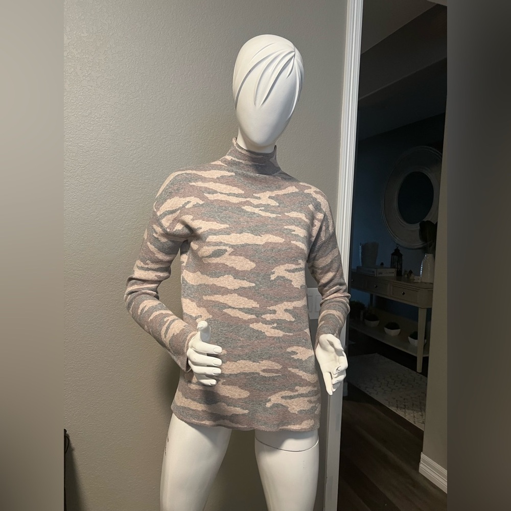 Tahari Camo Print Pullover Sweater Mock Neck Size L